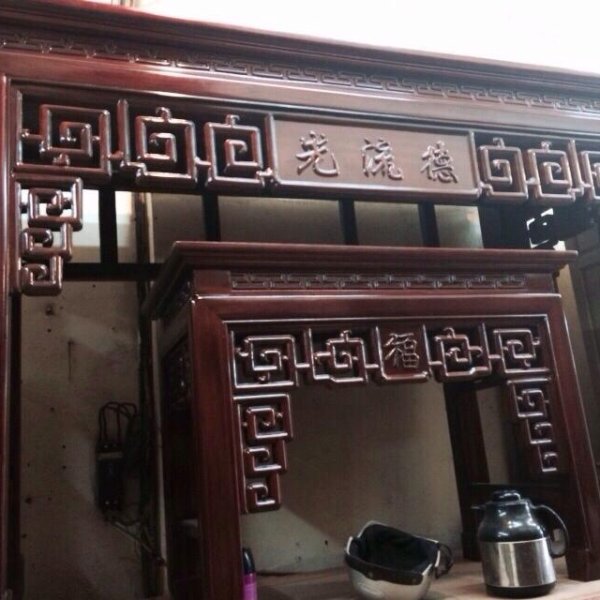 Bộ bàn thờ triện chạm Đức Lưu Quang gỗ gụ dài 197 cm
