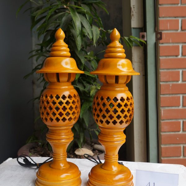 Đèn thờ gỗ xà cừ quả dứa cao 41 cm màu vàng