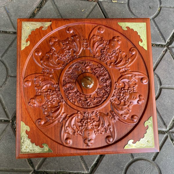 Khay bánh kẹo gỗ hương ngũ phúc lâm môn vuông 28cm - góc nhìn 3