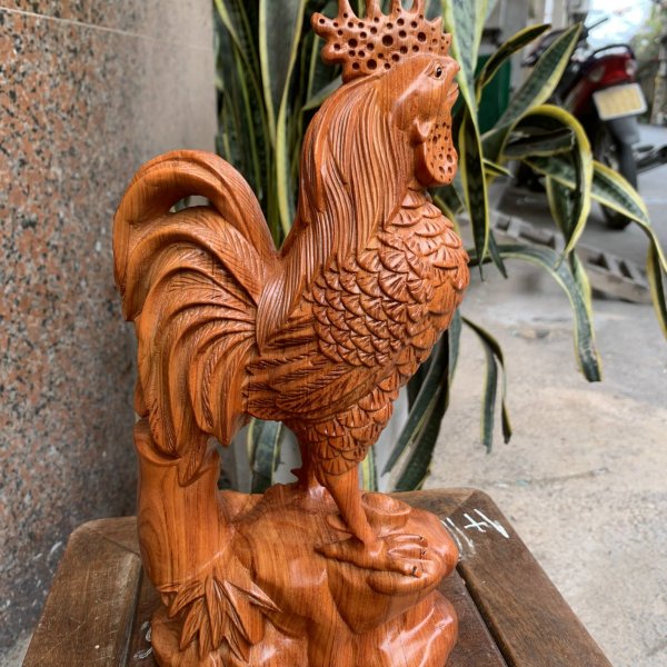 Tượng gà trống gỗ hương đá cao 30cm - góc nhìn 2
