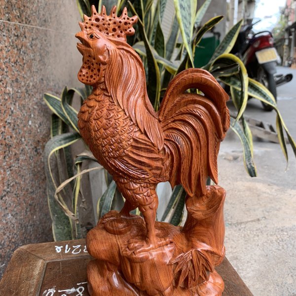 Tượng gà trống gỗ hương đá cao 30cm